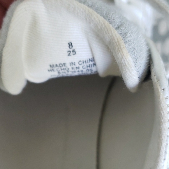 White and Gray Minimalist Sneakers with Retro Design - Picture 3 of 5